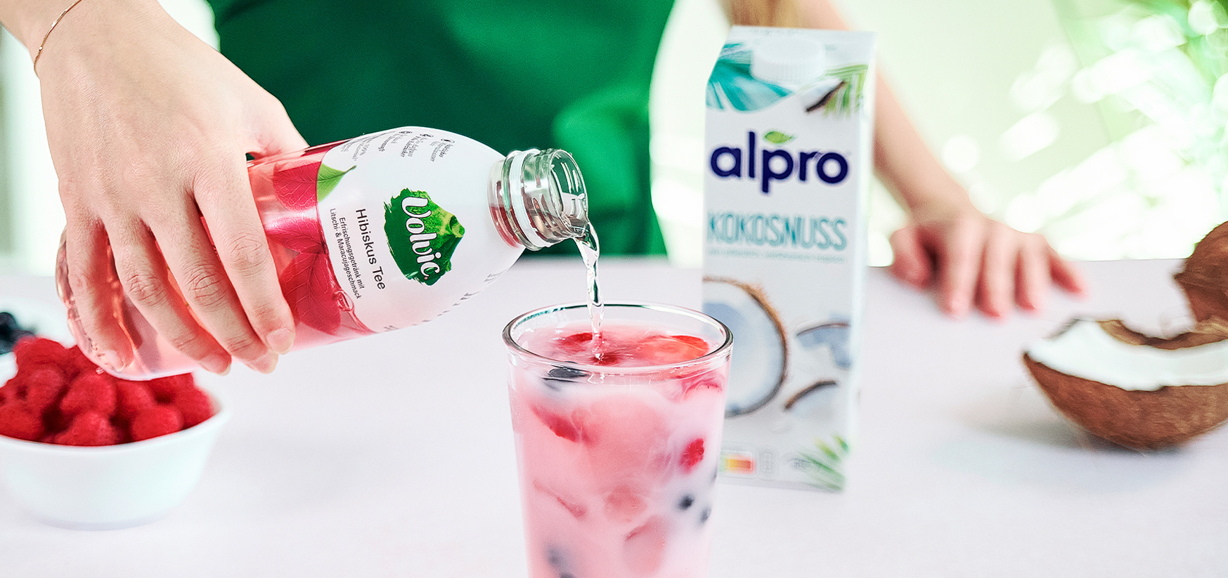 Super Tasty TikTok Pink Drink mit Volvic Bio Hibiskustee