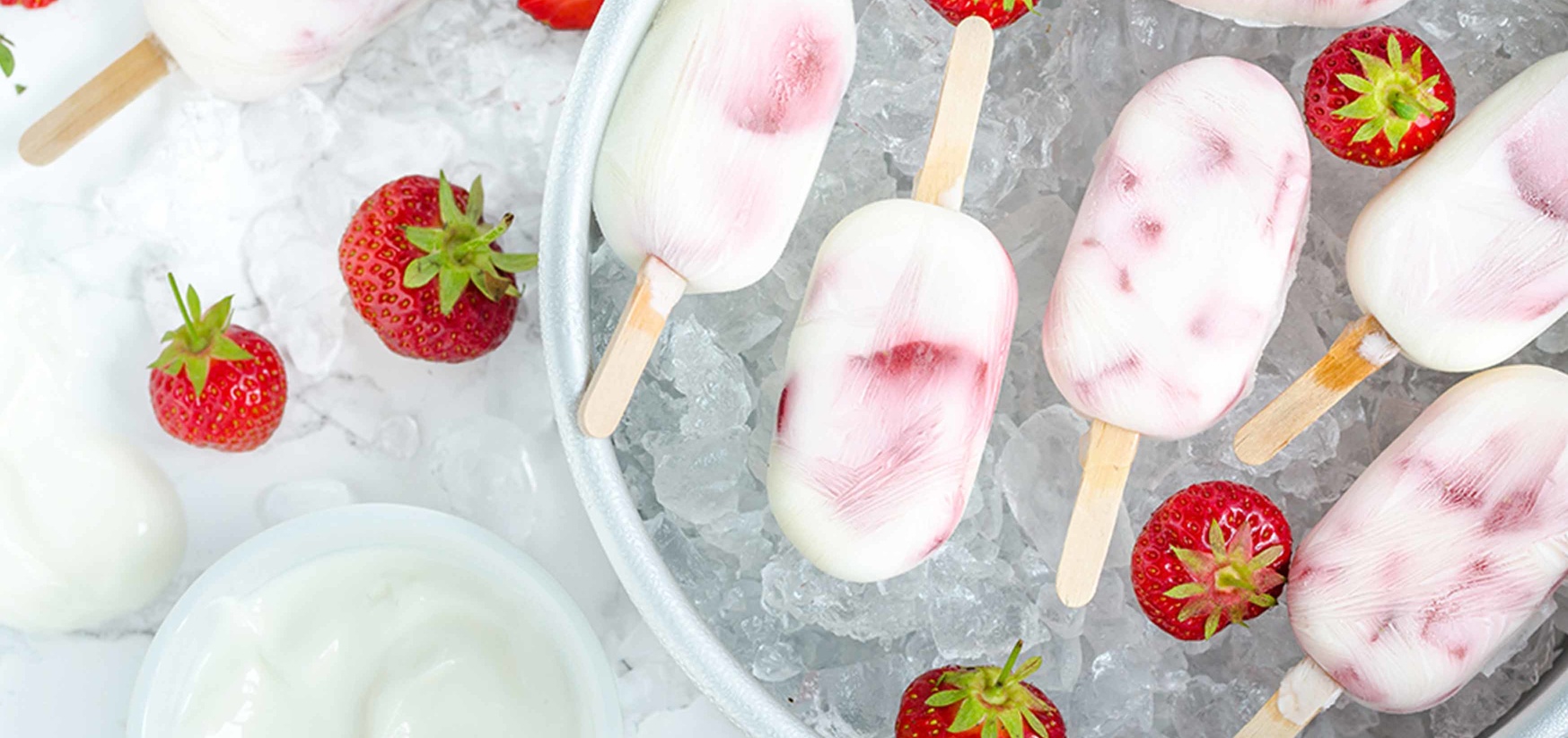 Eiskalt genießen: Joghurt-Erdbeer-Eis am Stiel